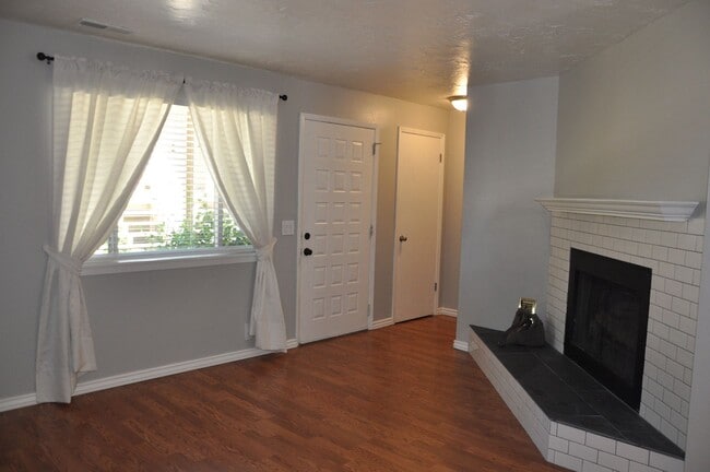 Building Photo - Beautiful 2 bedroom on the east side!
