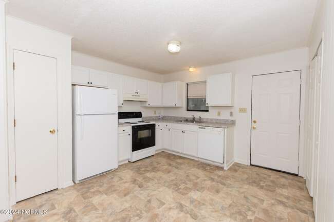 Building Photo - 104 Ravenwood Dr