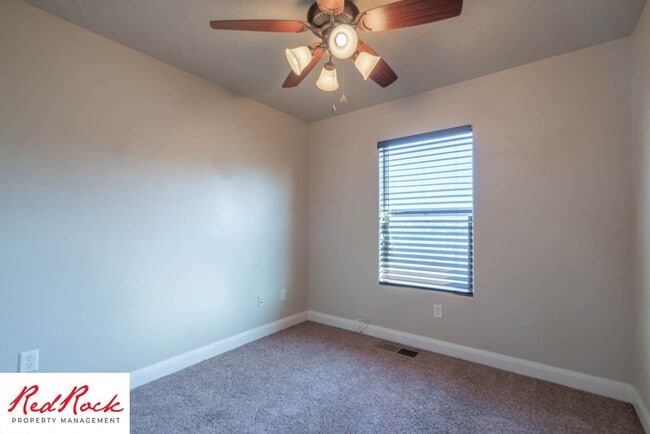 Building Photo - 3 Bedroom Townhome In Southgate Community