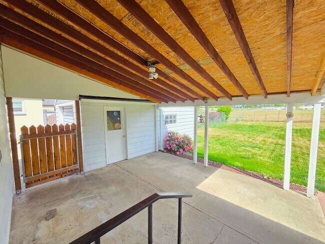 Building Photo - $1,725 - 2 Bed / 1 Bath Charming Home in Spokane Valley