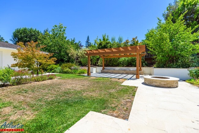 Building Photo - Stunning & Remodeled Home | Desirable Sara...