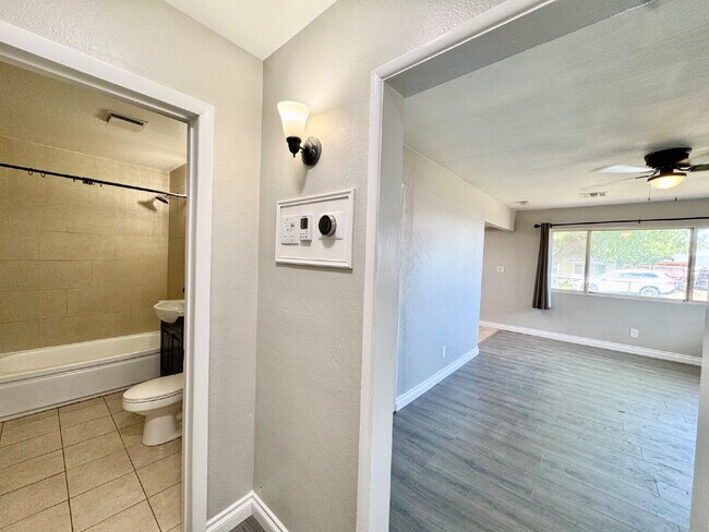 Building Photo - Adorable 3BD Vintage Henderson Home w/ Mod...