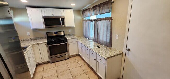 Building Photo - 2126 E Hidalgo Vista