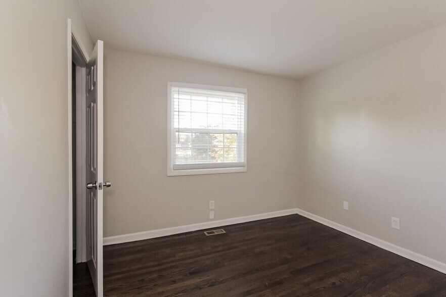 Building Photo - 528 W Arrowood Rd