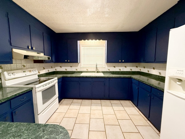 Building Photo - Milton / Pace - 3 bedroom, 2 bathroom