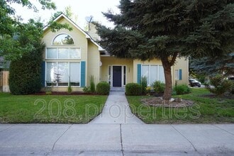 Building Photo - 1394 E Holly St