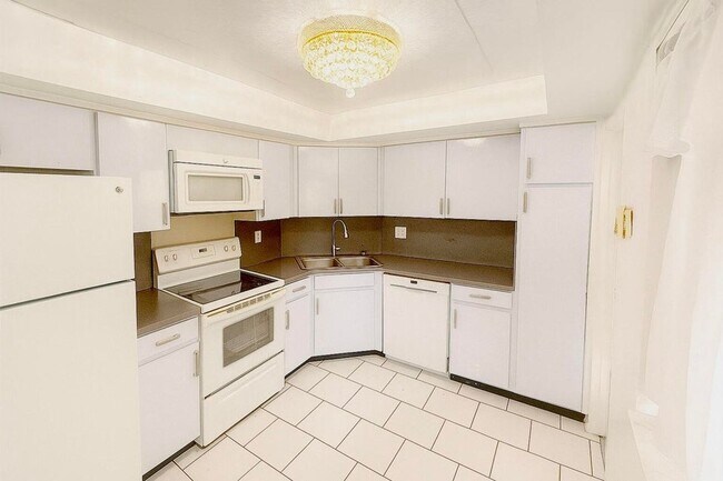 Building Photo - 1739 Embassy Dr