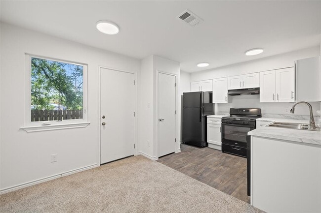 Building Photo - 9903 Roxanna Dr