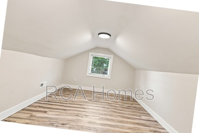 Building Photo - 1545 E Legrande Ave