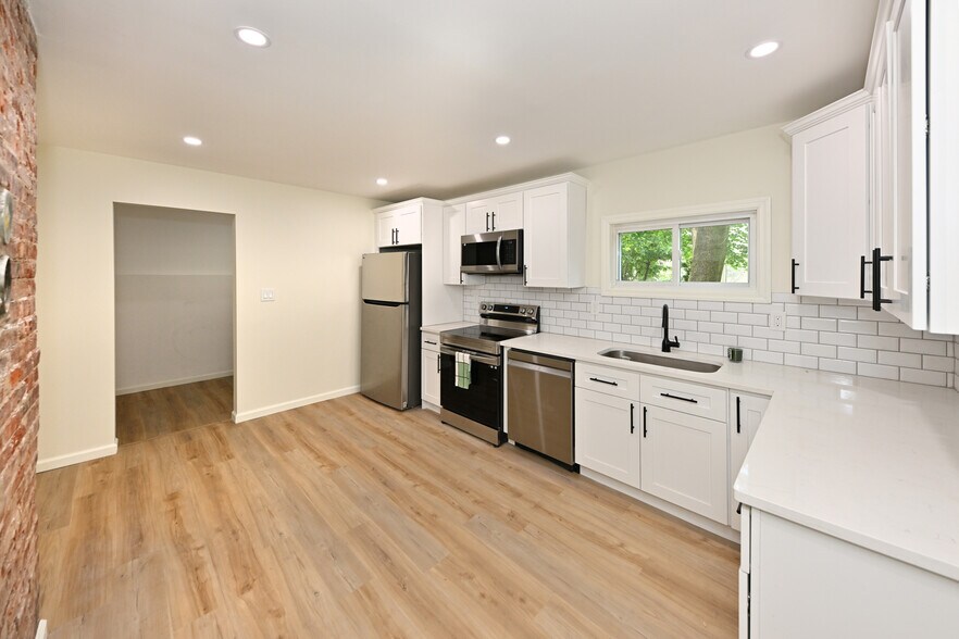 Building Photo - 32 Brainard Pl
