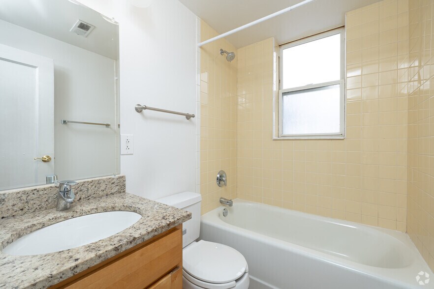 1 BR, 1 BA - 775 - 800 SF - Bathroom - The Carleton Apartments