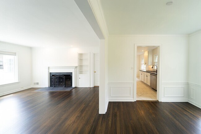 Building Photo - Newly Remodel Home in West Hills!