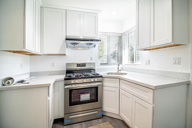 Building Photo - Sleek 1 bed/1 bath apartment near downtown...