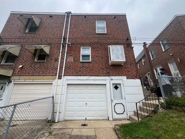 Building Photo - 3 bed room 1.5 bath
