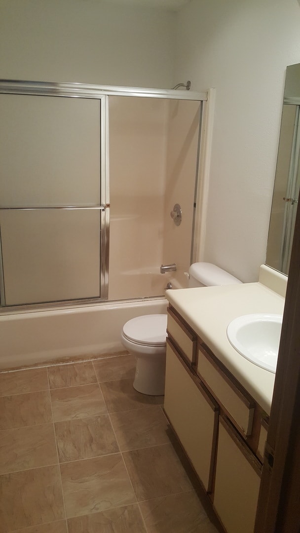 Building Photo - Great 3 Bed 2 Bath Duplex w/ attached 2 car garage!