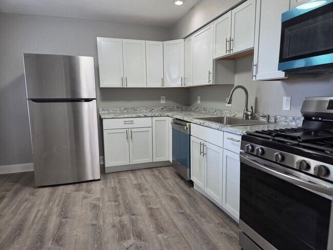 Building Photo - Fully Remodeled for Immediate Move-In