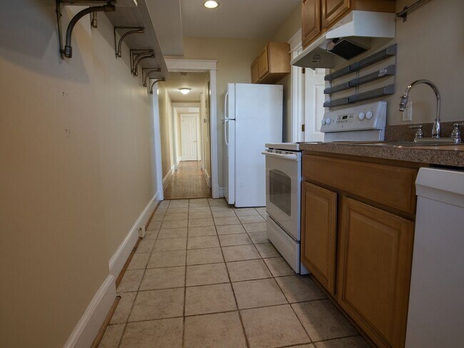 Building Photo - Spacious 2-Bed/1-Bath Ground Floor Apt w/ Patio & Yard in Manchester!