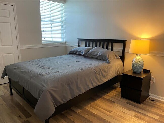 Building Photo - 3205 NE 184th St