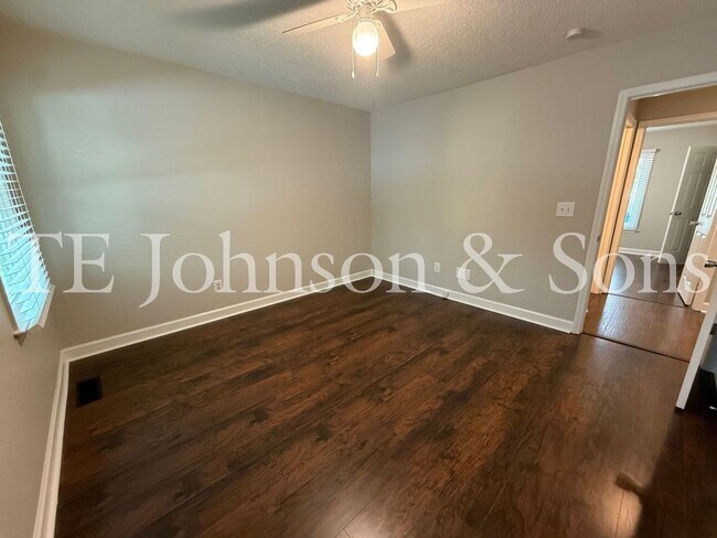 Building Photo - Charming One Level 3 Bedroom Home with Fenced Yard, Garage, and Deck