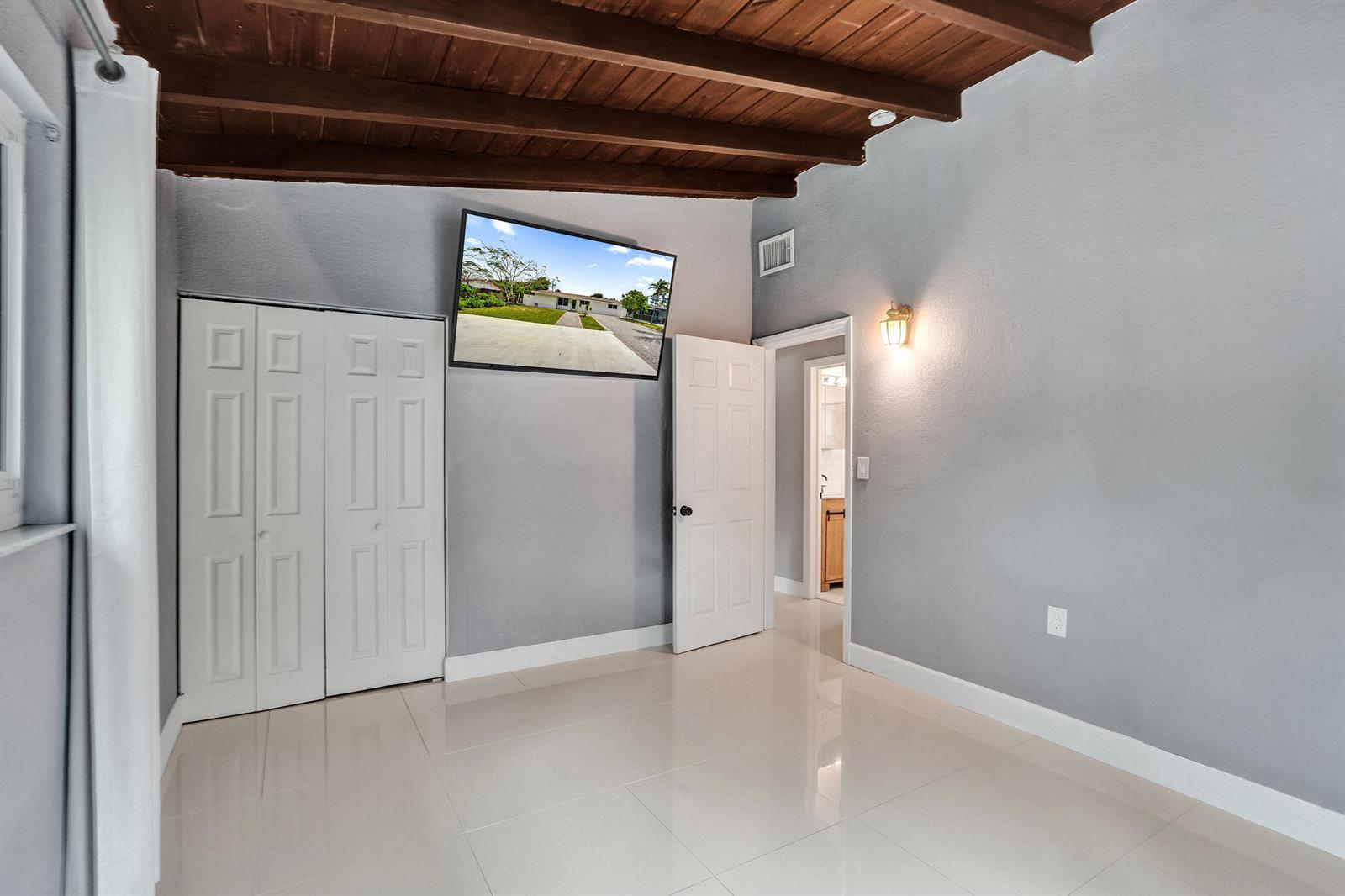 Building Photo - 4670 SW 25th Ave