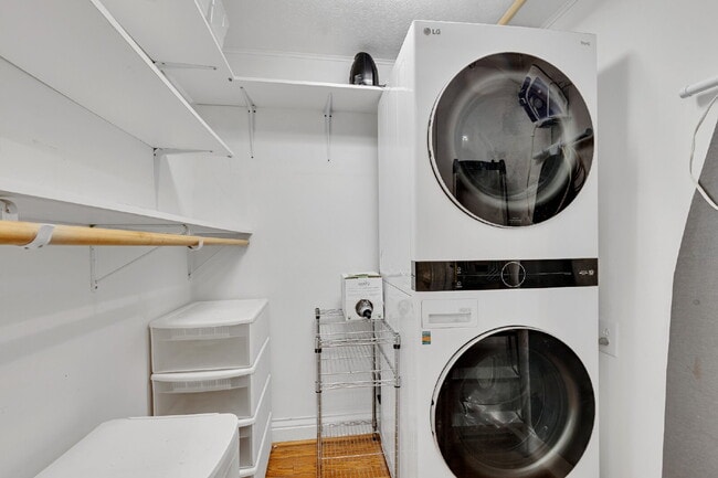 Building Photo - Beautiful Furnished 3 Bedroom Home in Historic District