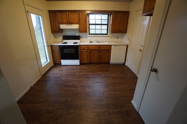 Building Photo - 3 BR, 1 BTH, 1 car garage