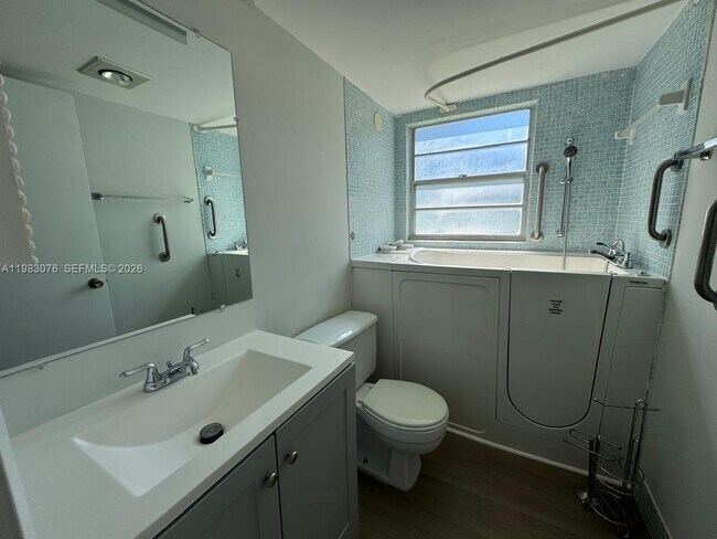 Building Photo - 257 Fanshaw G