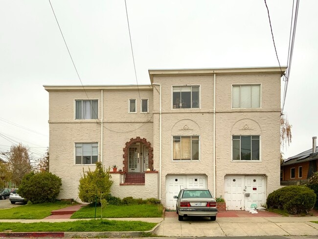 Building Photo - Spacious 1BR w/ Bonus Room! Laundry On Site! PRIVATE GARAGE PARKING!