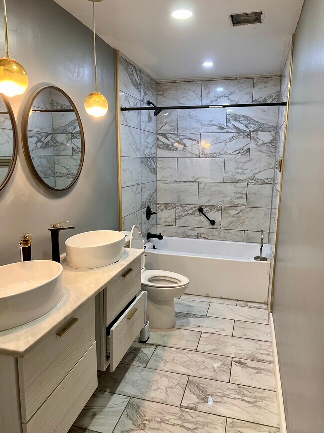 Main Floor Bathroom - 5941 Daybreak Ter