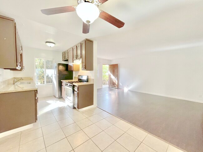 Building Photo - 10860 Blix St