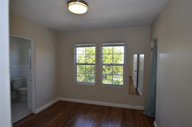 Building Photo - 1.Bd/1 Ba in a duplex, in the heart of Cor...