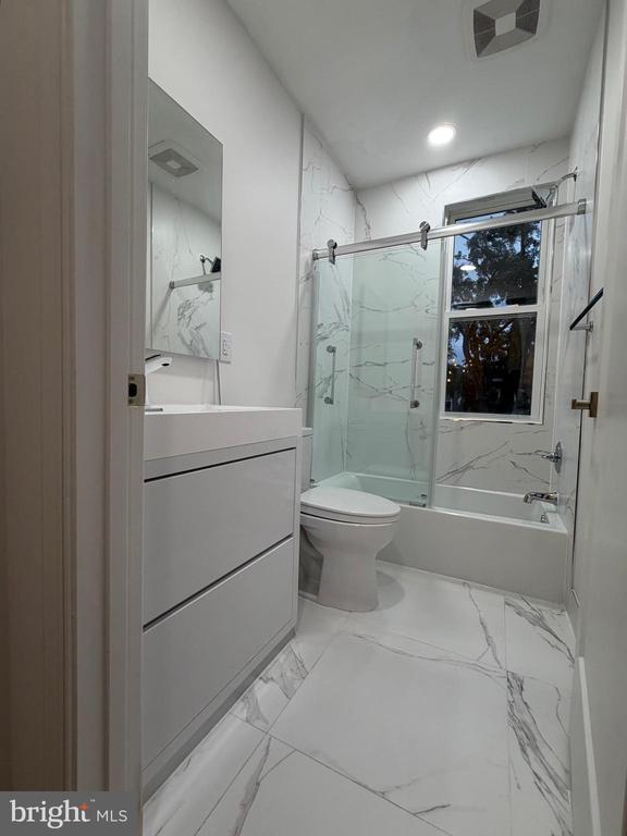 Building Photo - 726 Roxboro Pl NW