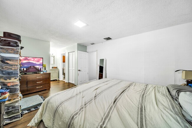 Building Photo - 875 E 29th St