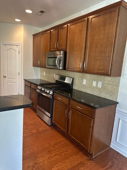 gas range - 11002 Cripple Creek Ln