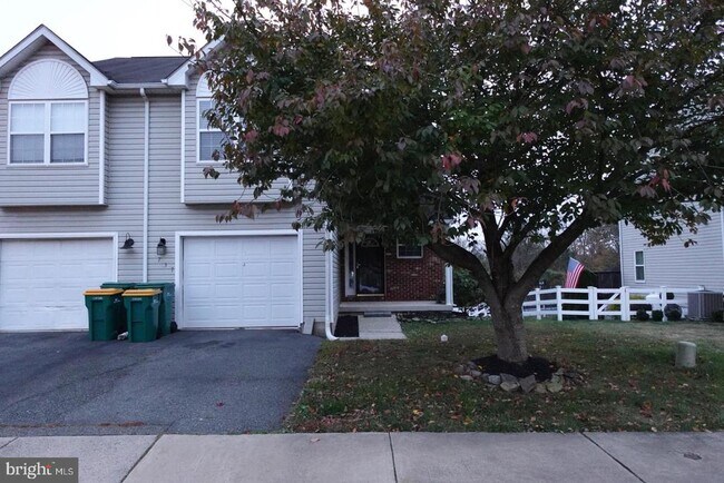 Building Photo - 737 Seminary St