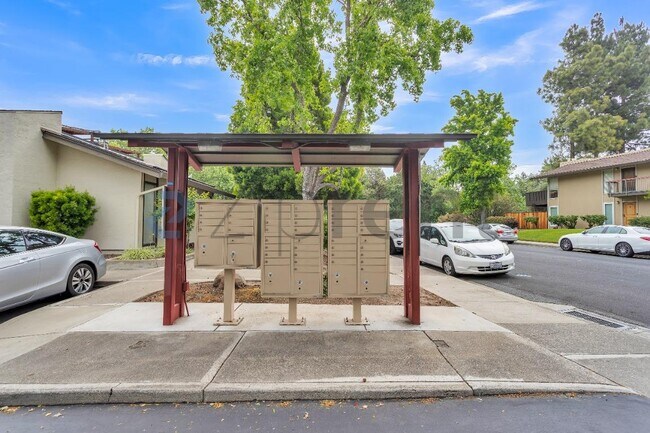 Building Photo - Unit C