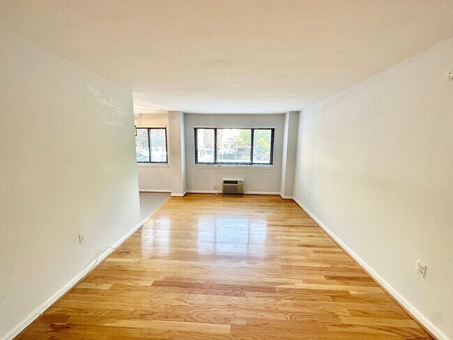 Building Photo - Spacious One Bedroom Condo In the Heart of Dupont - 17th/New Hampshire.