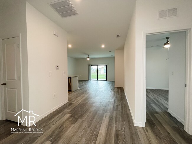 Building Photo - Spacious 3-Bedroom, 2-Bathroom 1 Car Garage