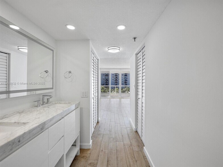 Building Photo - 9341 Collins Ave