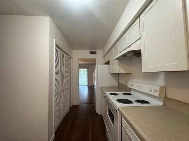 Building Photo - 221 S Cypress Way