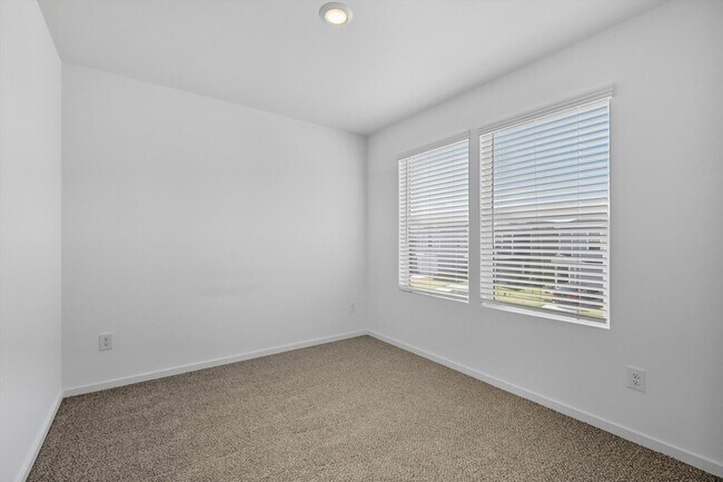 Building Photo - 924 Blue Heron Dr