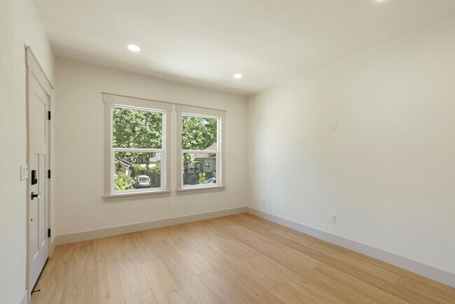 Building Photo - Beautifully updated 2/1 in North Oak Park! Located Close to UC Davis Med Center + MgGeorge Law Sc...