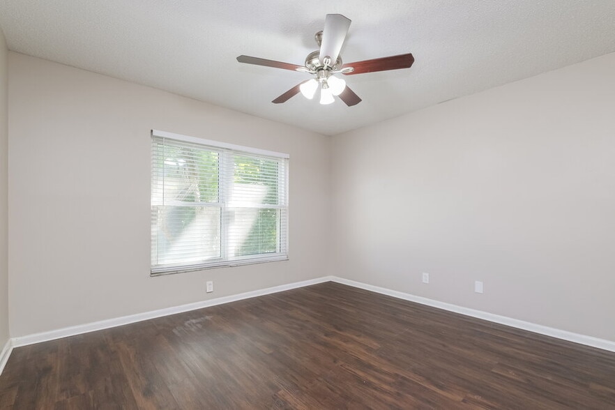 Building Photo - 226 Regal Park Dr