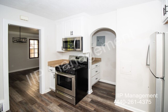 Building Photo - Stunning 3BR 2BA in Cleveland Heights!