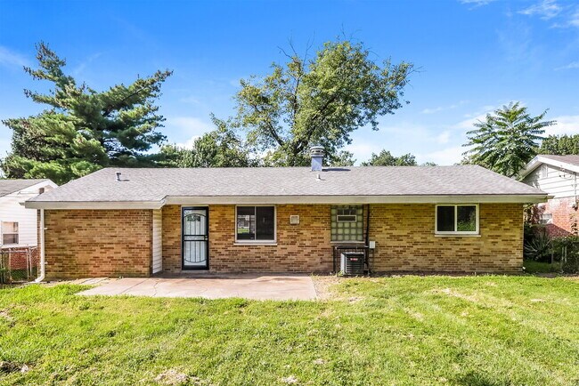 Building Photo - 933 Lebon Dr