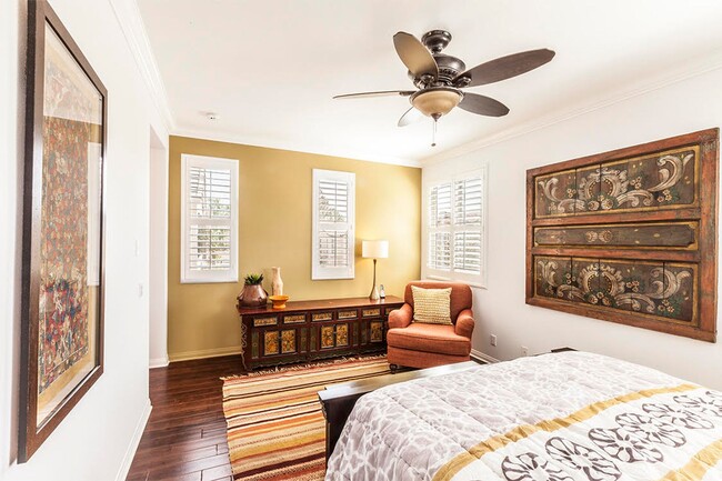 Building Photo - Large 3 Bed 2.5 Bath Home Available In Eas...