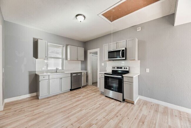 Building Photo - 815 N Travis St