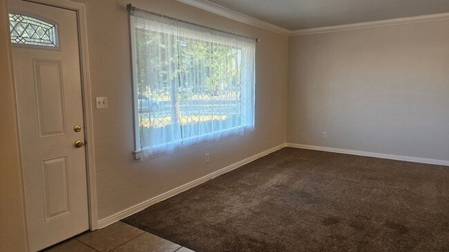 Building Photo - WOW!  Very Nice Updateds 3/1 Near Chestnut...