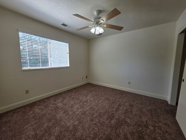 Building Photo - 3 bedroom condo w/2 car garage!