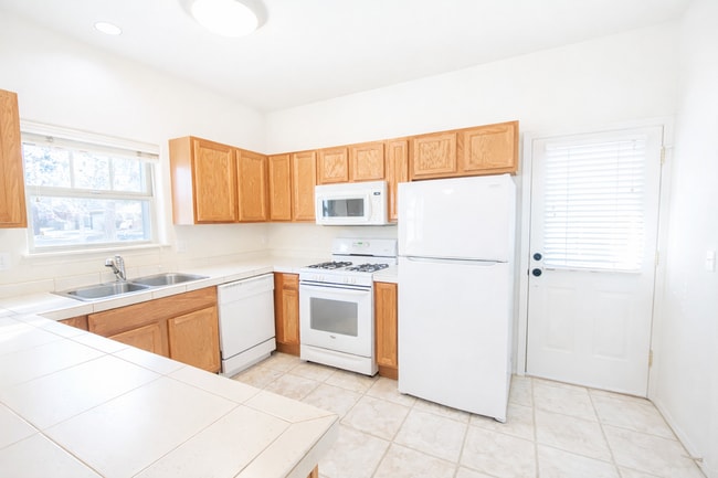 Building Photo - Beautiful 2x2.5 townhouse in NW Crossing! New hickory flooring coming soon!